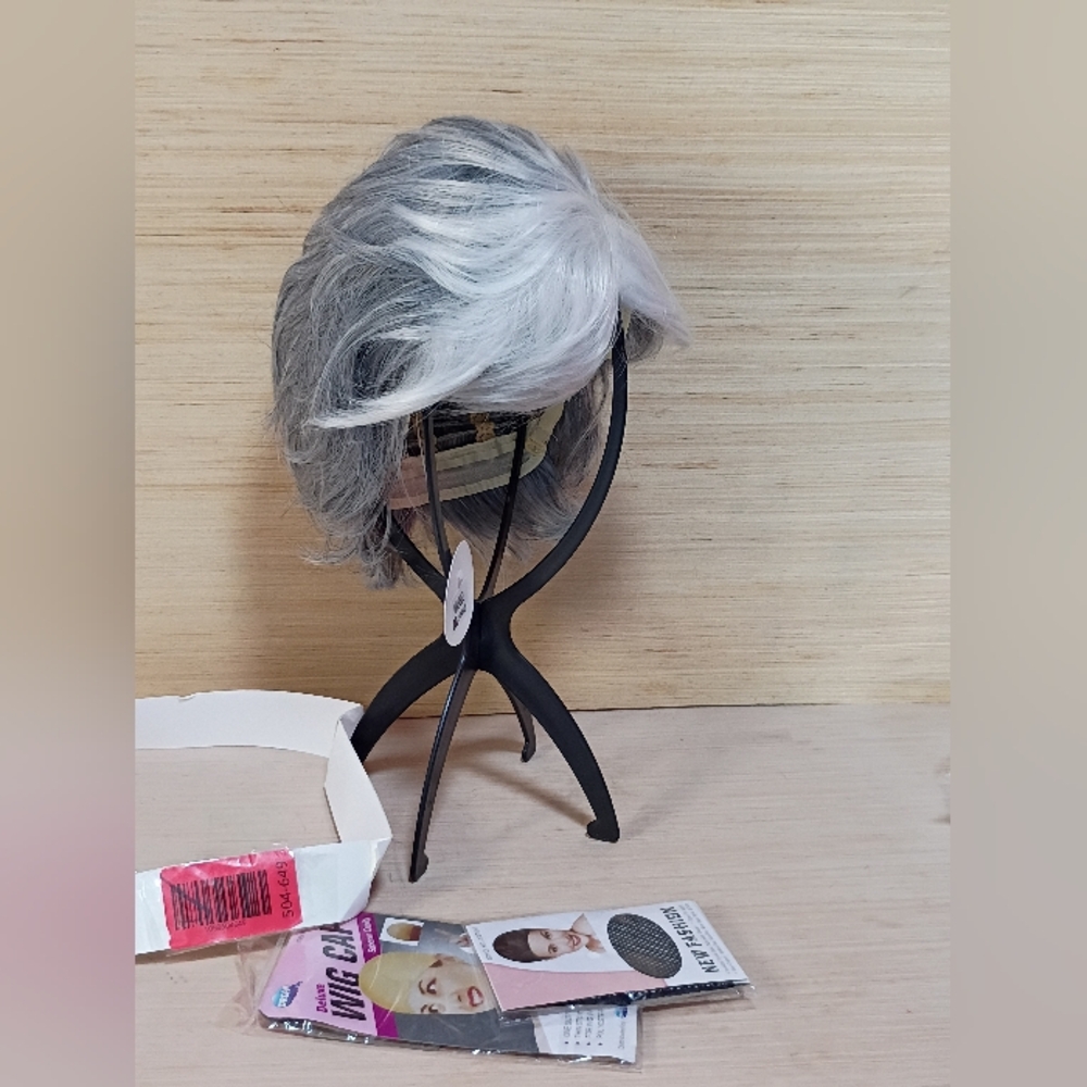Short Mixed Grey Wigs for  Women‎ Layered Natural